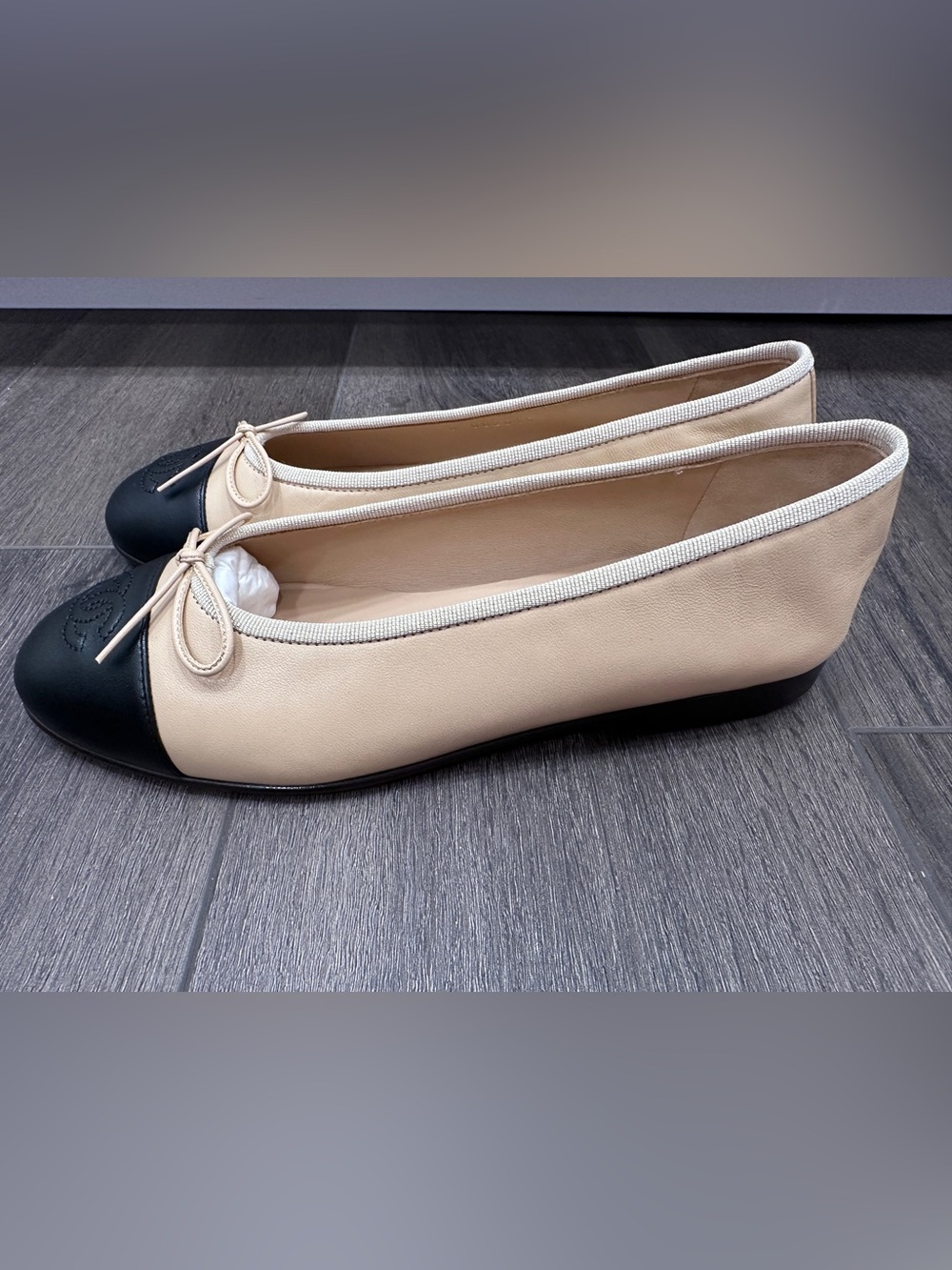 CHANEL CLASSIC CC LOGO BEIGE & BLACK LEATHER BALLET FLATS SHOES Size 37C - Picture 7 of 16